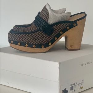 Woman’s size 7 Veronica beard delia shoe.  Hazel. Never worn.